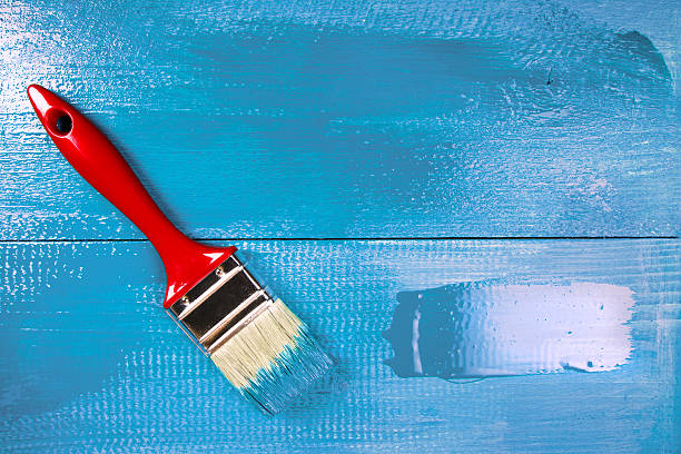 malowanie drewnianej półce z pędzel do malowania - wood stain paint deck paintbrush zdjęcia i obrazy z banku zdjęć