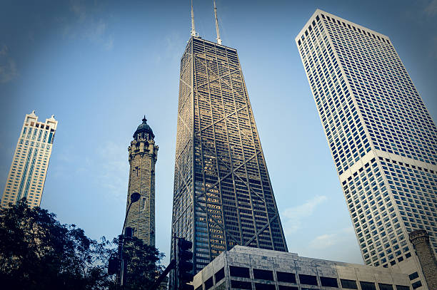 urban skyline von chicago mit bürogebäude - hancock building stock-fotos und bilder