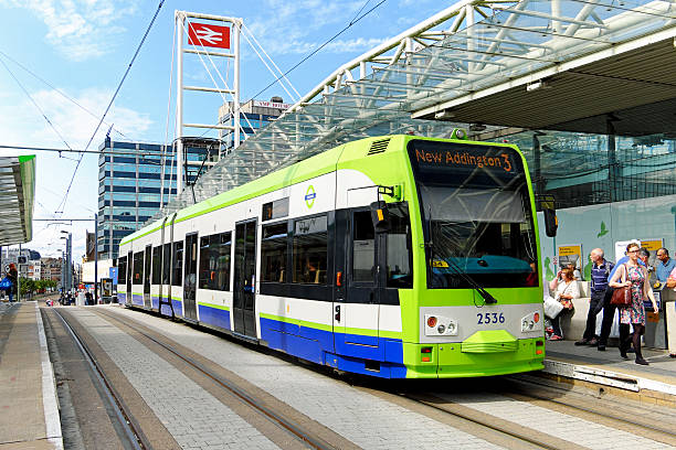 trams bonde para fora da estação ferroviária de leste croydon - british rail - fotografias e filmes do acervo