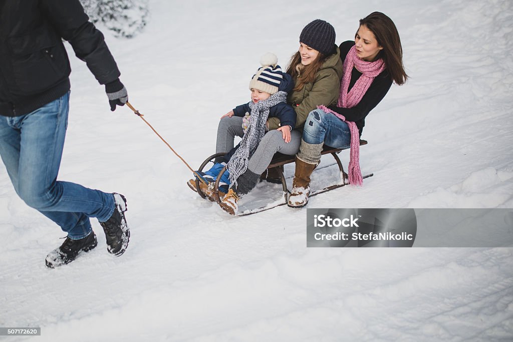 Joven familia en la nieve - Foto de stock de 12-17 meses libre de derechos