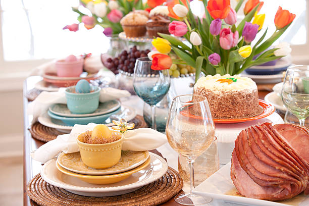 pasqua luogo impostazione elegante tavolo da pranzo con un vaso di tulipani - dessert food place setting dishware foto e immagini stock