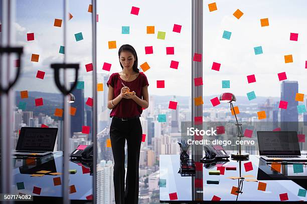 Muchas Personas De Negocios Escribir Notas Adhesivas En Ventanas Amplias Foto de stock y más banco de imágenes de Multitareas