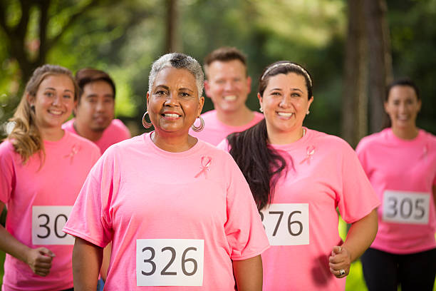 breast cancer awareness 자원자 실행 자선 리우로. - breast cancer walk 뉴스 사진 이미지