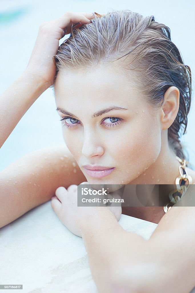 Beauté Portrait d'une belle jeune femme - Photo de Piscine libre de droits