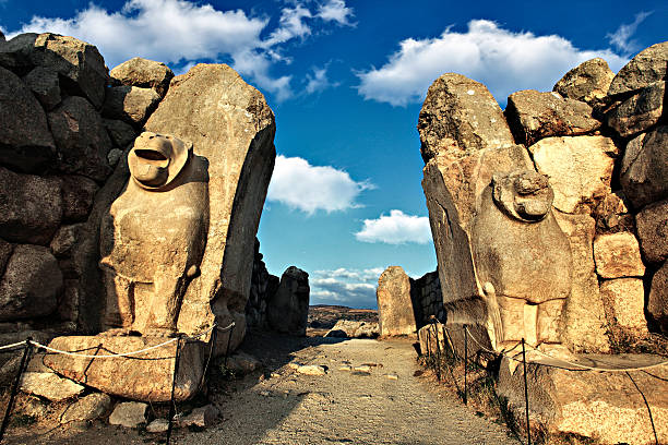 porta di leone in hattusa (turchia). - eastern anatolia foto e immagini stock