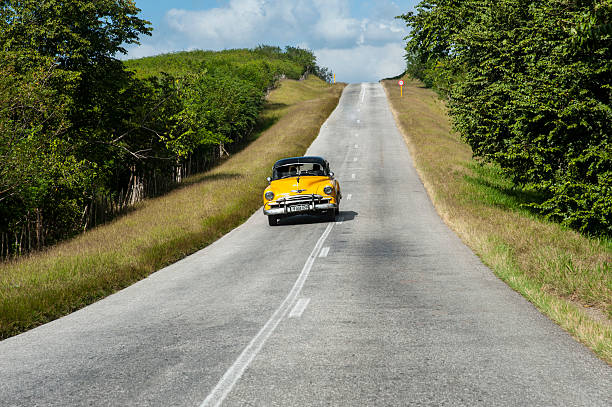 vintage anni'50 chevrolet guida su strade di campagna di cuba - chevrolet havana cuba 1950s style foto e immagini stock