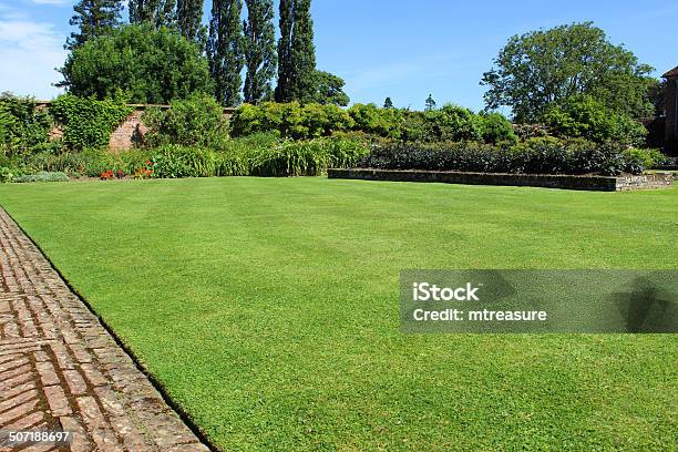 Photo libre de droit de Chemin De Briques Rouges Rue Pavé Chemin Pavé Image Herbaceousfrontière Des Fleurs Une Pelouse Lombardiepoplars banque d'images et plus d'images libres de droit de Ray-grass