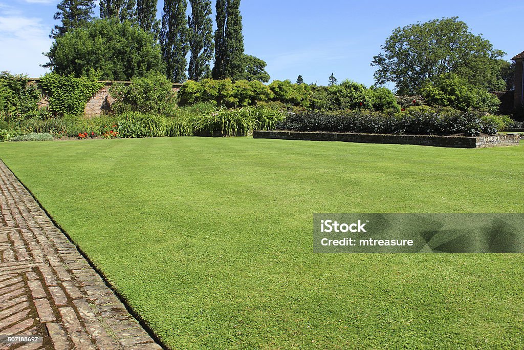 Percorso di mattoni rossi, blocchi, spianato Percorso lastricato erbacei immagine, a delimitazione, fiori, lawn, Lombardia-poplars - Foto stock royalty-free di Loglio