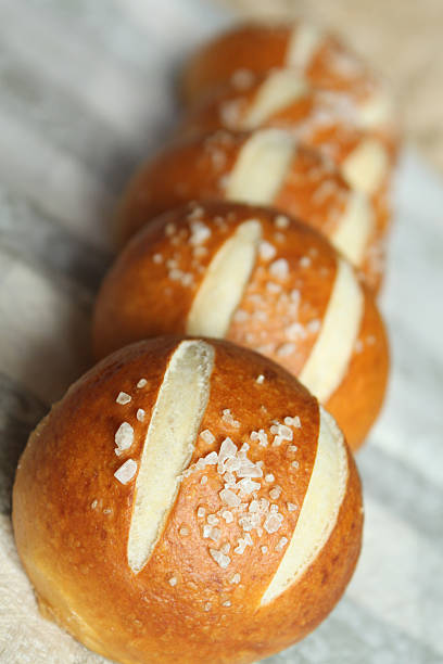 laugenbrot, alemán bun el mismo tipo de pan de pretzel - bretzl fotografías e imágenes de stock