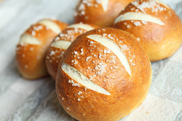 laugenbrot, alemán bun el mismo tipo de pan de pretzel - bretzl fotografías e imágenes de stock