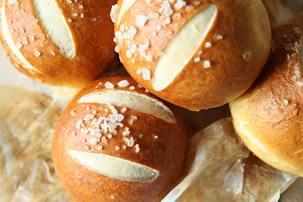 laugenbrot, alemán bun el mismo tipo de pan de pretzel - bretzl fotografías e imágenes de stock