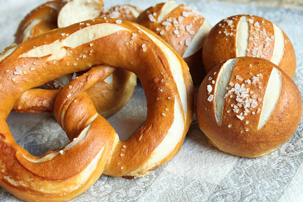 frescas y tradicionales bávaras laugenbrot pretzels - bretzl fotografías e imágenes de stock