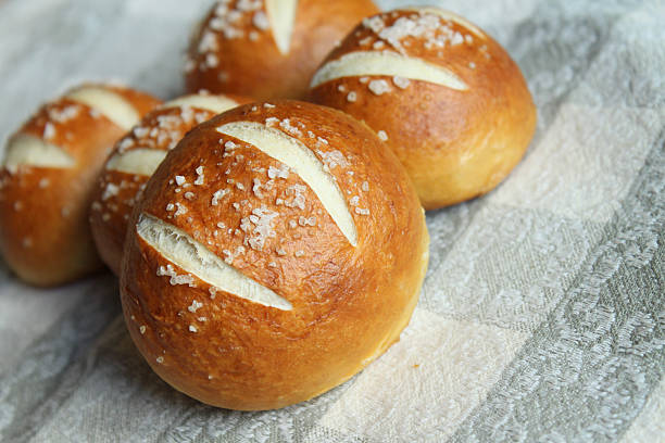 laugenbrot, pão alemão o mesmo tipo de pão de pretzel - bretzl - fotografias e filmes do acervo