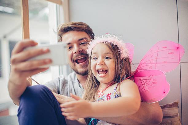 selfie avec ma petite fée - fairy costume photos et images de collection