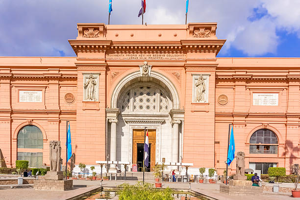 musée égyptien du caire, les touristes viennent par la principal entran - cairo egyptian museum museum egypt photos et images de collection