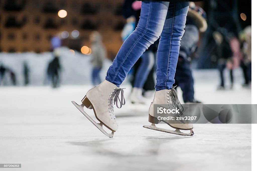 La fille sur patins gravé - Photo de Patinage sur glace libre de droits