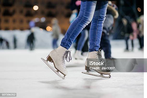 Photo libre de droit de La Fille Sur Patins Gravé banque d'images et plus d'images libres de droit de Patinage sur glace - Patinage sur glace, Glace, Prise de vue en extérieur