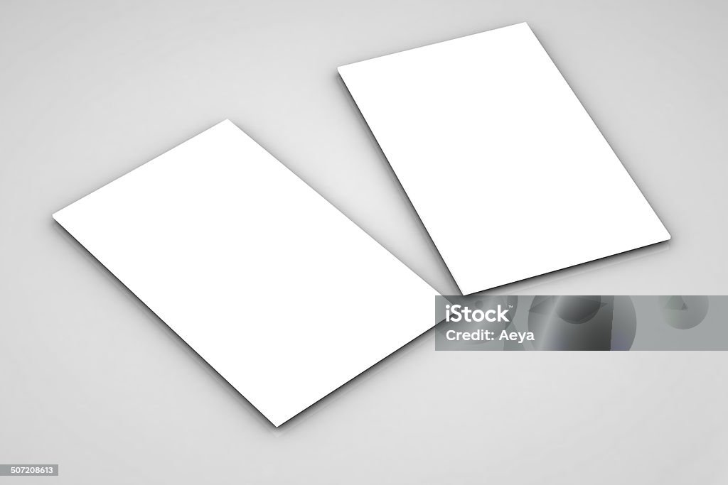 Da vicino della pila di carte su sfondo bianco - Foto stock royalty-free di Carta