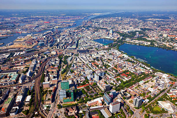 vue aérienne de hambourg - lac binnenalster photos et images de collection