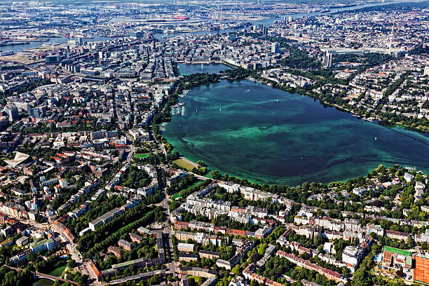 vue aérienne du centre de hambourg, proche du lac alster - lac binnenalster photos et images de collection