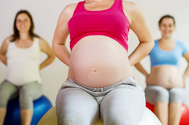 妊娠中のエクササイズ - human pregnancy prenatal care relaxation exercise ball ストックフォトと画像