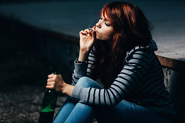 teen проблемы - cigarette addiction shock smoking стоковые фото и изображения