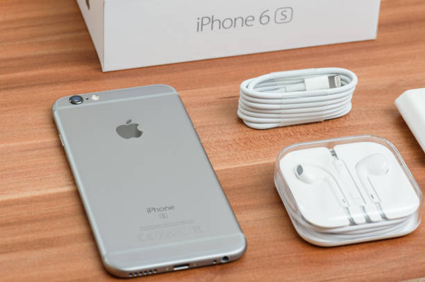raum grau iphone 6 jahren unboxing - adapter apple stock-fotos und bilder