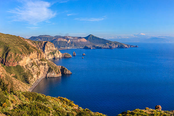 vulcano et lipari vu depuis les îles éoliennes-sicile - lipari island photos et images de collection