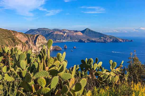 vulcano widok z lipari z bardziej popularnych celów podróży są wyspy liparyjskie-sycylia - lipari island zdjęcia i obrazy z banku zdjęć