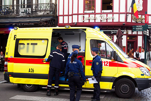 Polícia e ambulância, em Bruxelas - foto de acervo