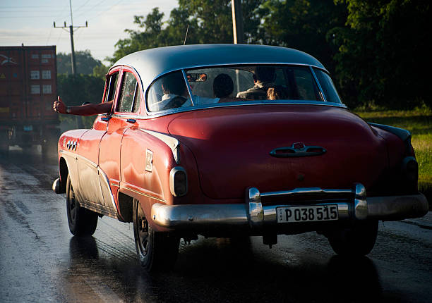 親指を立てるドライバをヴィンテージキューバ車 - cuba car chevrolet havana ストックフォトと画像