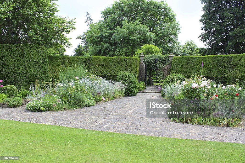 Image de jardin classique, iron gate, if haie, herbaceous-frontière - Photo de Allée de jardin libre de droits