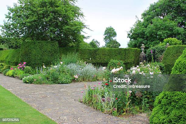 Imagem De Jardim Público Ferro Gate Yew Sebe Herbaceouslimite De Rosas - Fotografias de stock e mais imagens de Ajardinado