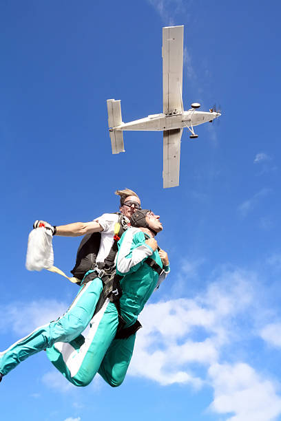 tandem de skydiving - parachuting open parachute opening imagens e fotografias de stock