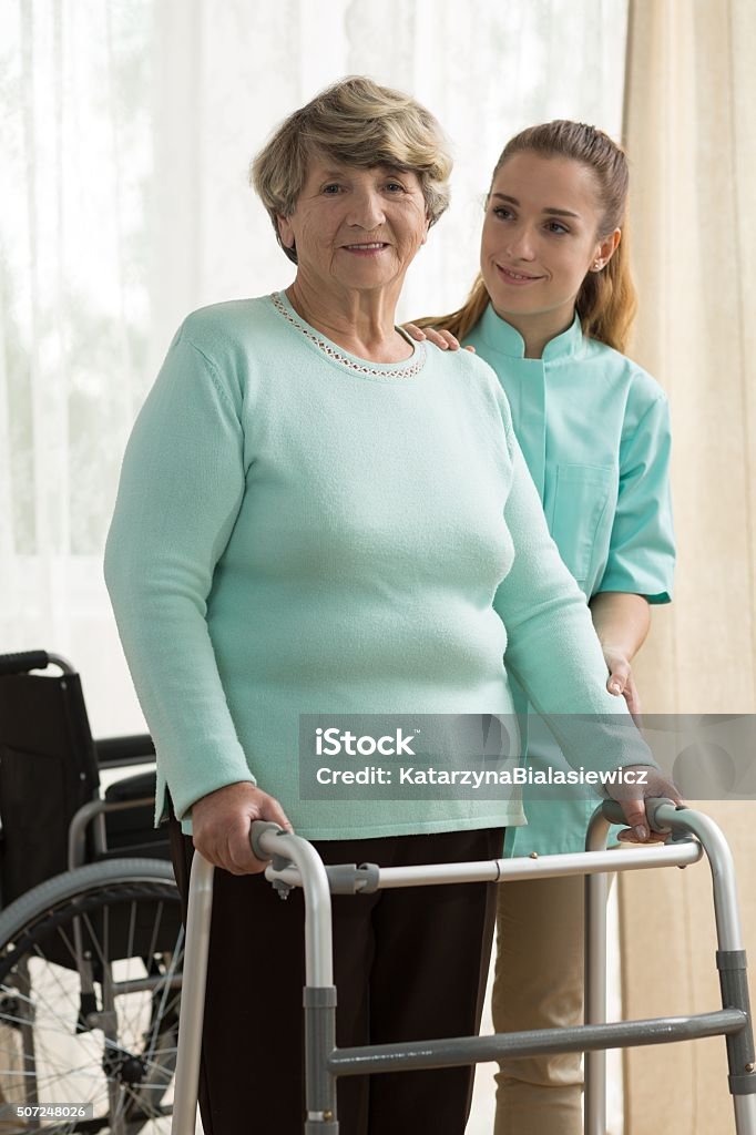 Viejo Señora en reposo hogar - Foto de stock de Adulto libre de derechos