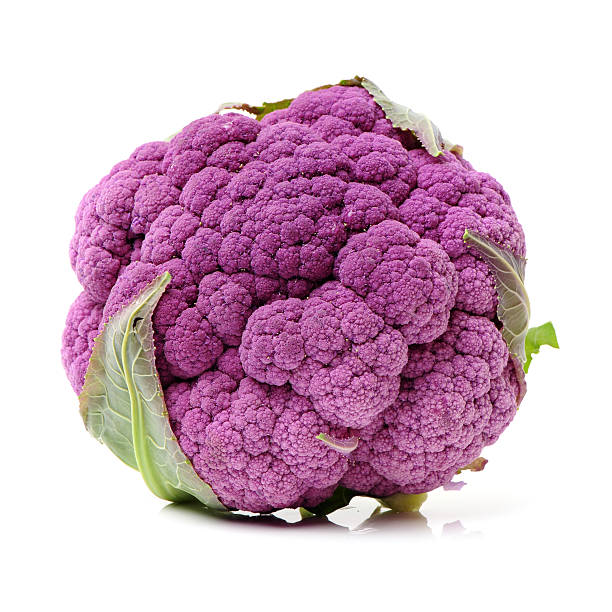 lila frais avec des feuilles vert chou-fleur - purple cauliflower photos et images de collection