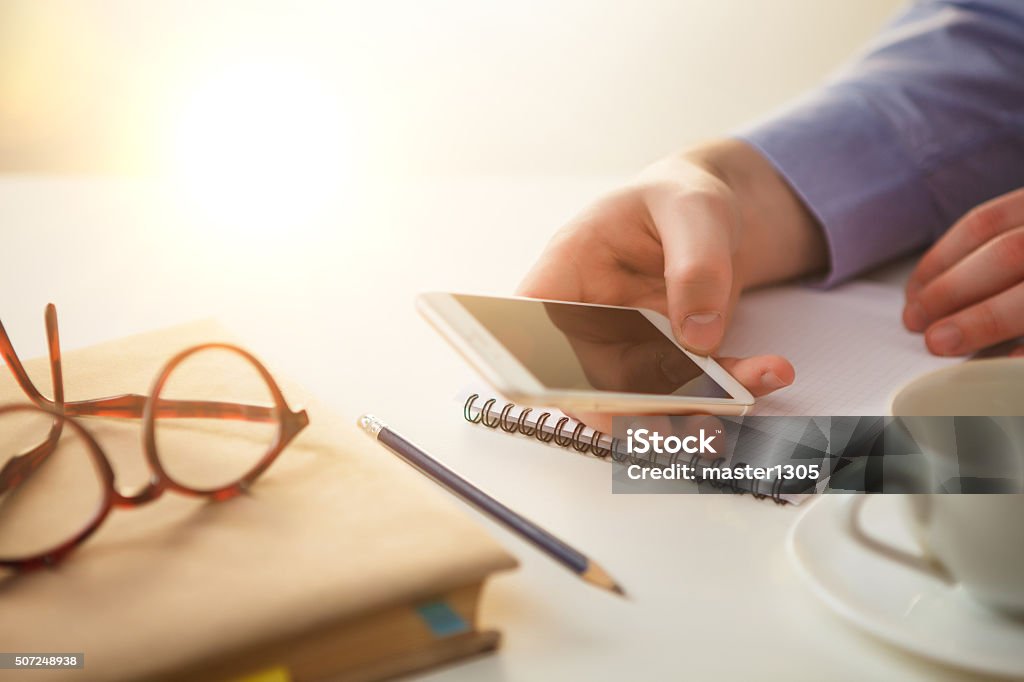 Männliche Hand halten Handy - Lizenzfrei Arbeitsstätten Stock-Foto