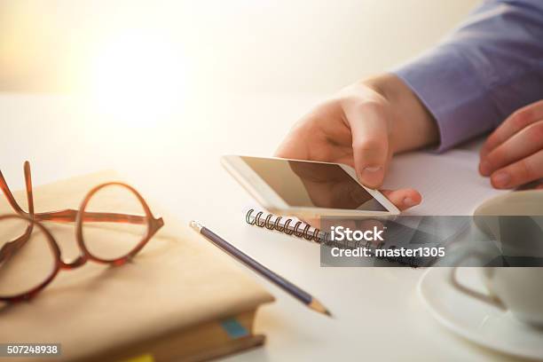 Männliche Hand Halten Handy Stockfoto und mehr Bilder von Arbeitsstätten - Arbeitsstätten, Ausrüstung und Geräte, Bank