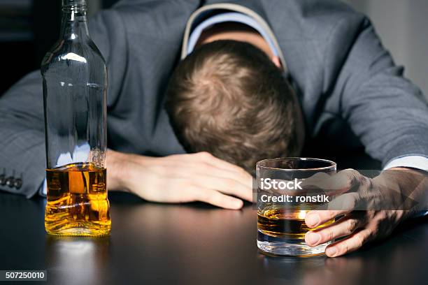 Photo libre de droit de Addiction Alcool Ivre Homme Daffaires Tenant Un Verre De Whisky banque d'images et plus d'images libres de droit de Alcoolisme