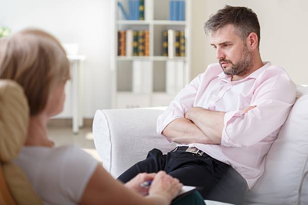 süchtig geschäftsmann auf psychotherapie sitzung - aging process middle women men stock-fotos und bilder