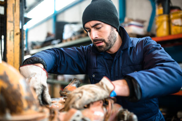 mecânico trabalhando em um oficina em um caminhão de motor - multi tasking craftsperson work tool men - fotografias e filmes do acervo