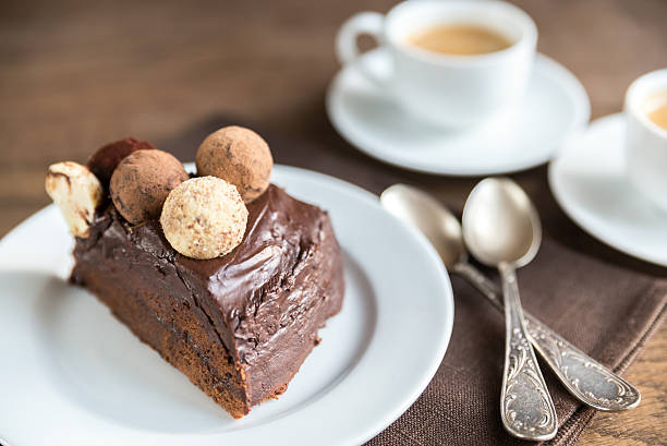 porção de torta sacher com duas xícaras de café - sachertorte cake chocolate cake portion - fotografias e filmes do acervo