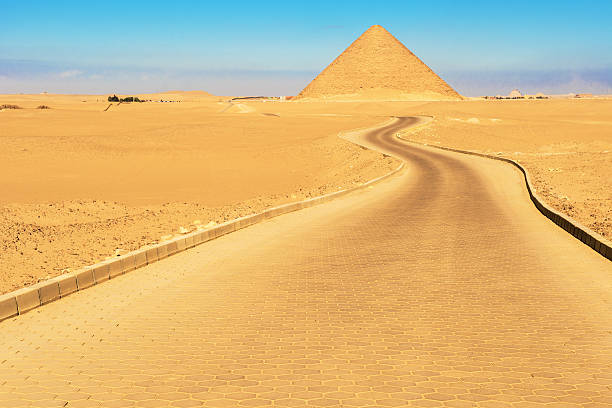 レッドのダハシュールピラミッド（エジプト） - snofru ストックフォトと画像