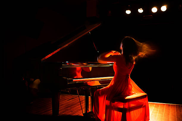 mulher bonita tocando piano - melodic - fotografias e filmes do acervo