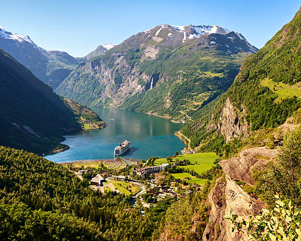 geiranger fjord vista, noruega - natural phenomenon waterfall rock tranquil scene imagens e fotografias de stock