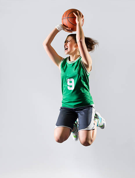 jeune fille joueur de basketball - basketball ball sport isolated photos et images de collection