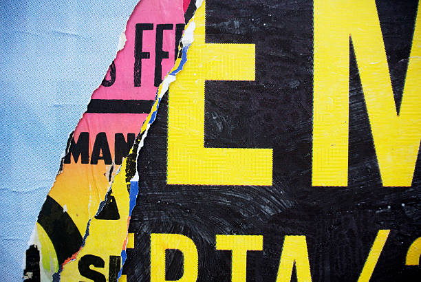 náhodná pozadí koláž papír typografie textura na zdi - roztrhaný fotky - stock snímky, obrázky a fotky