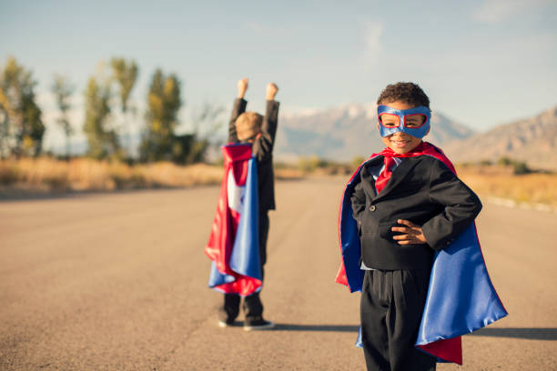 dwa biznes chłopcy ubrany w superbohatera kostiumy - superhero child partnership teamwork zdjęcia i obrazy z banku zdjęć