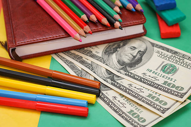 ペン、カラー鉛筆、plasticine 、書籍、100 ドル紙幣 - high school 写真 ストックフォトと画像