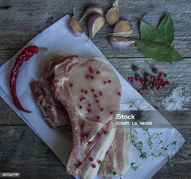 Raw Schweinekoteletts Stockfoto und mehr Bilder von Fleisch - Fleisch, Fotografie, Garkochen